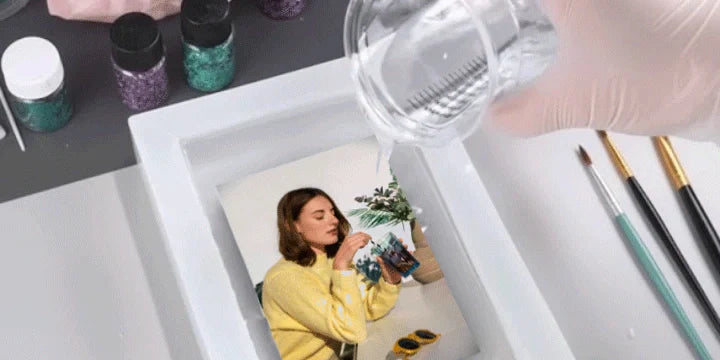 embed a picture in resin