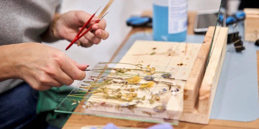 How to Make Resin Art with Dried Flowers for Home Decor?
