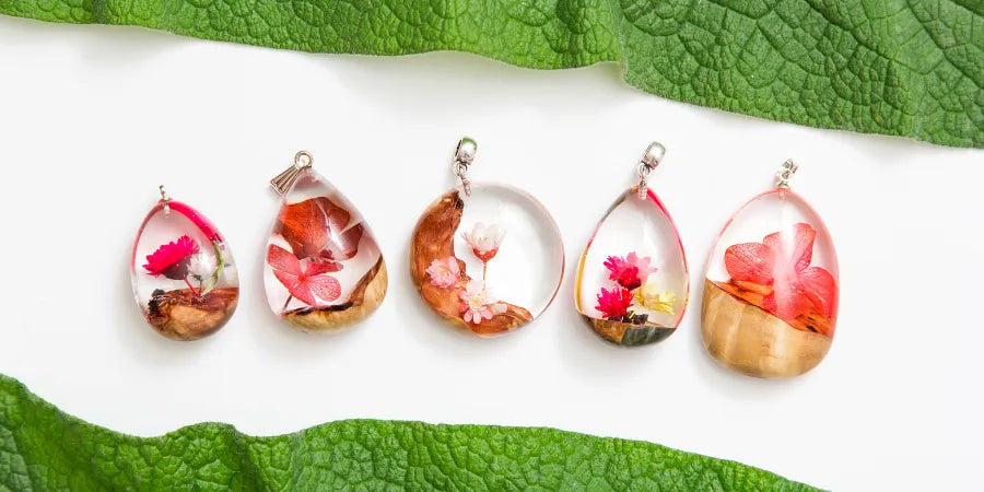 How to Add Flowers in Epoxy Resin Art?